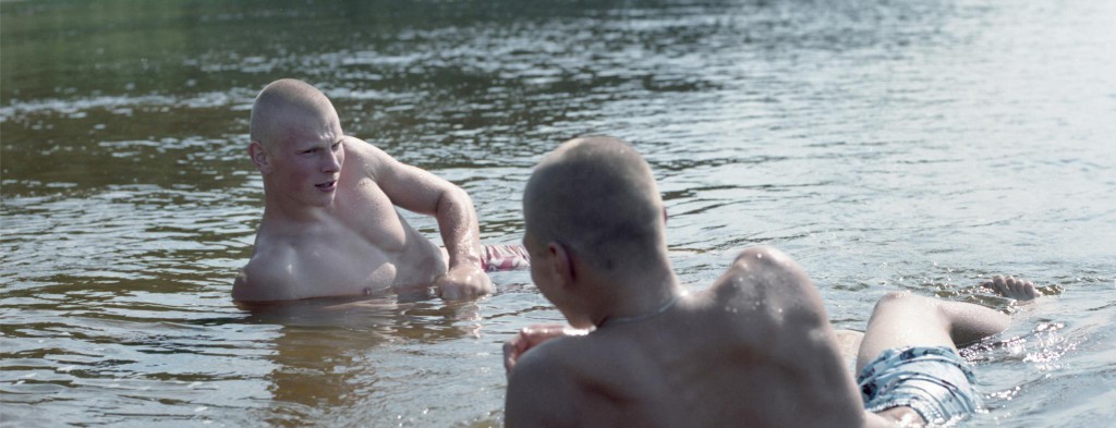 tvillinger som ligger i vannet